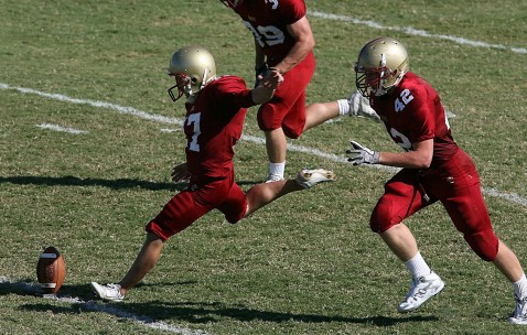 爱游戏官网-田径赛场焦点！巴西队对阵澳大利亚队，激战正酣，豪门对决再度上演