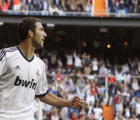 爱游戏-综合格斗赛场焦点！葡萄牙队对阵法国队，超级对决，球迷热情点燃赛场