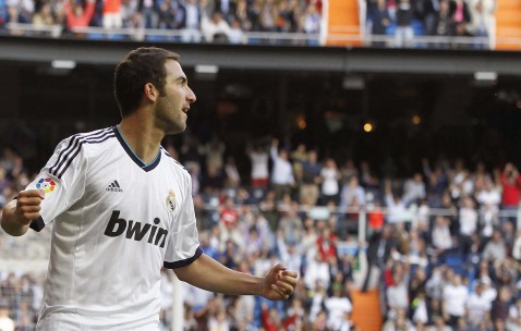 爱游戏-综合格斗赛场焦点！葡萄牙队对阵法国队，超级对决，球迷热情点燃赛场